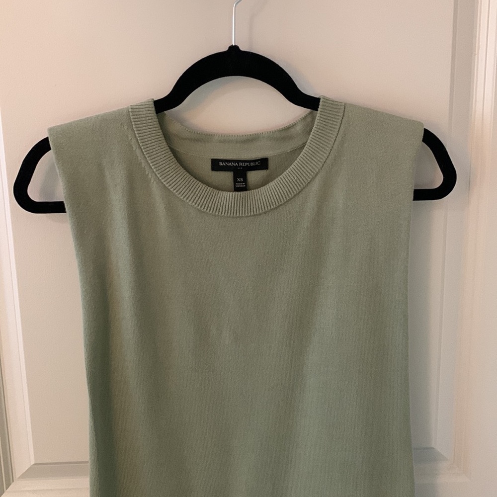 Structured Banana Republic Green Sweater Tank NWOT - Picture 2 of 6
